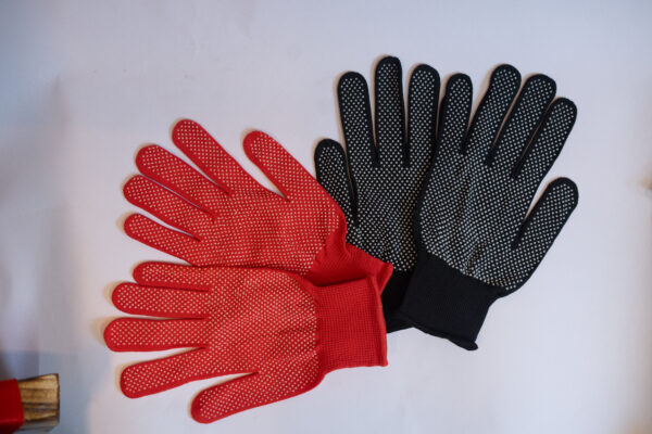 Dotted gloves